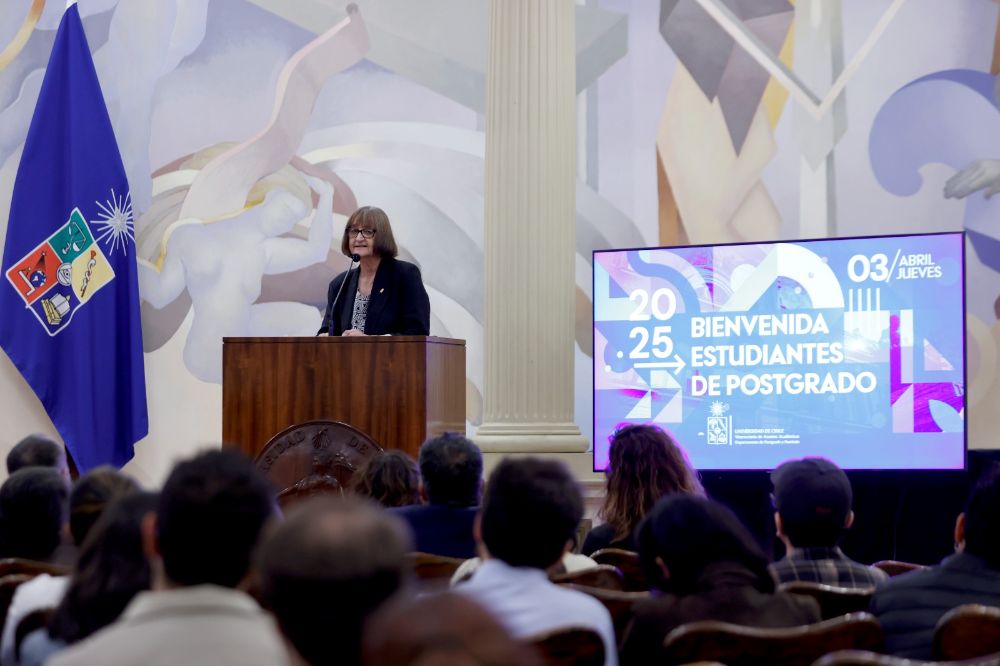 "Tenemos que nutrirnos de esa fuerza, honrar esa historia, y ustedes son quienes van a construir el futuro", señaló la Rectora Rosa Devés.
